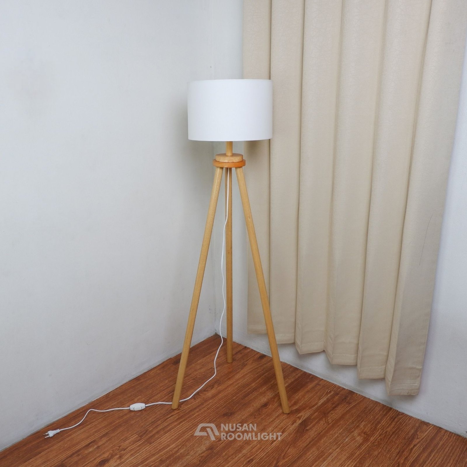 Lampu Lantai Berdiri Floor Lamp Minimalis Model Tripod Kayu NRL-SFL10 - Gambar 3