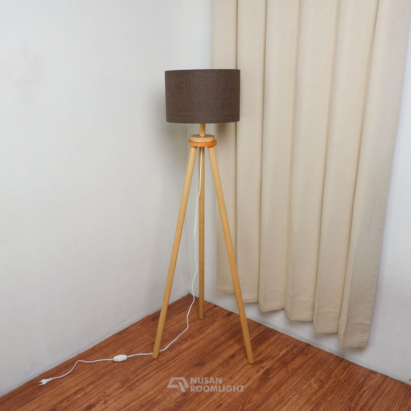 Lampu Lantai Berdiri Floor Lamp Minimalis Model Tripod Kayu NRL-SFL10 - Gambar 4