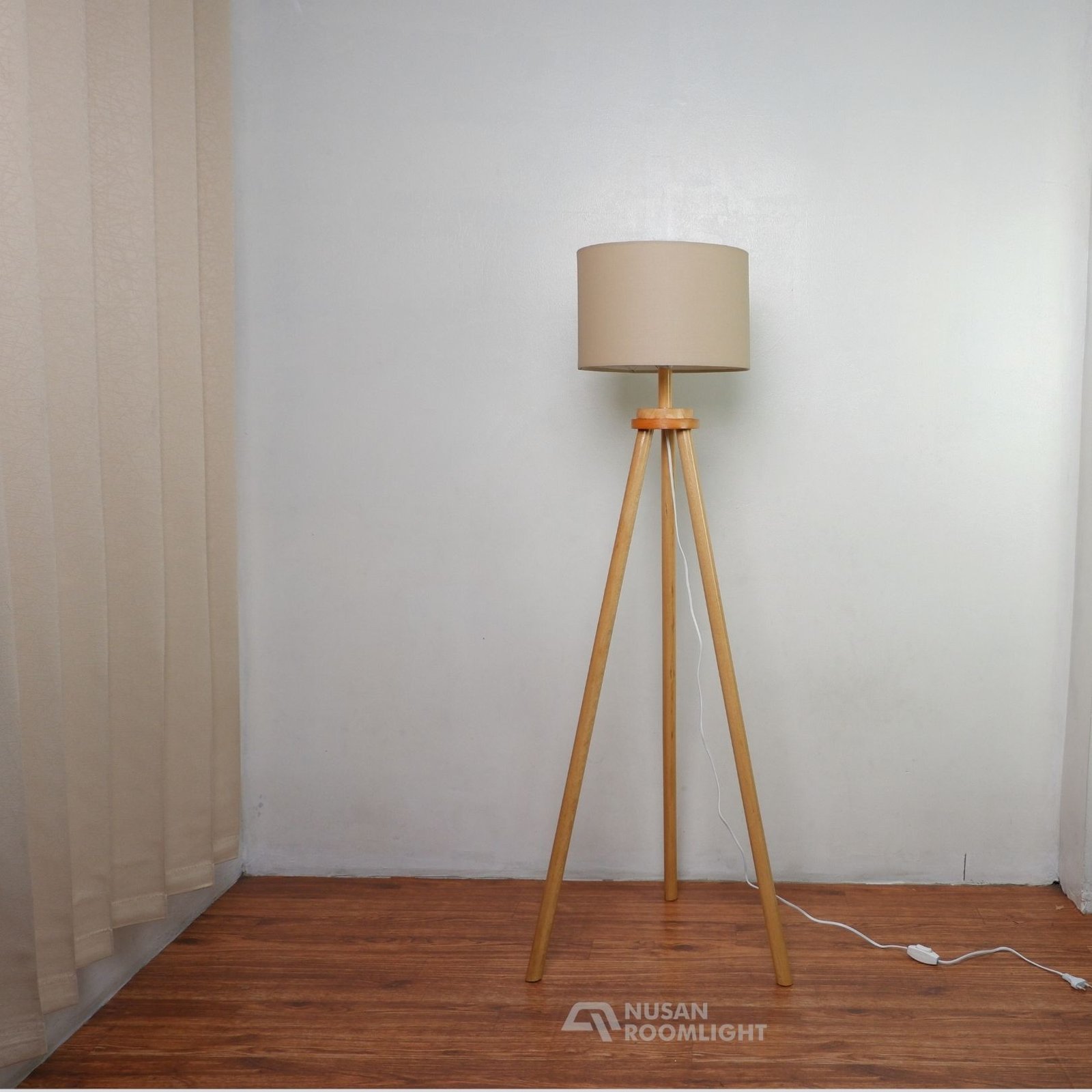 Lampu Lantai Berdiri Floor Lamp Minimalis Model Tripod Kayu NRL-SFL10 - Gambar 5